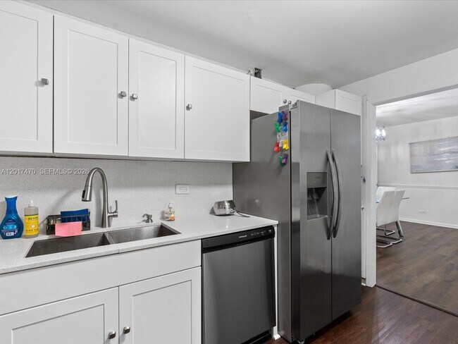 Building Photo - 5005 Collins Ave