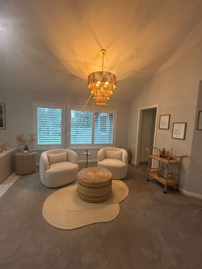 Building Photo - 2 Bed 2.5 bath townhome located on the golf course!