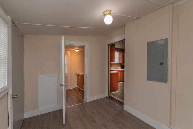 Building Photo - PRICE REDUCED- $995 - Cute 3 Bed/2 Bath Si...
