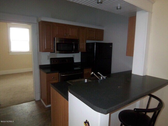 Building Photo - 705 E 5th St