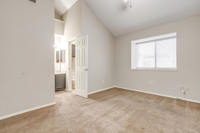 Building Photo - One Side of Very Nice Duplex S Arlington- ...