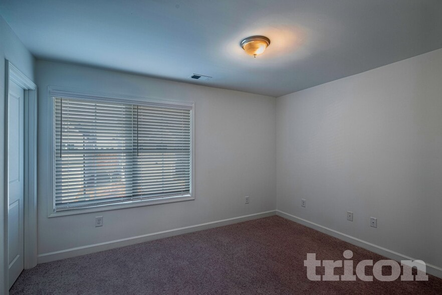 Building Photo - 174 E Rdg Wy