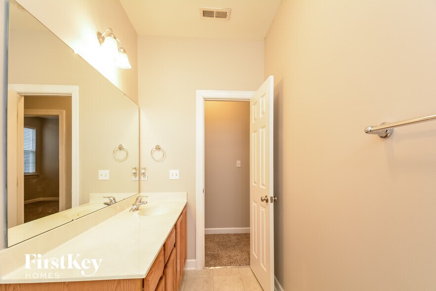 Building Photo - 2123 Gillwell Ln