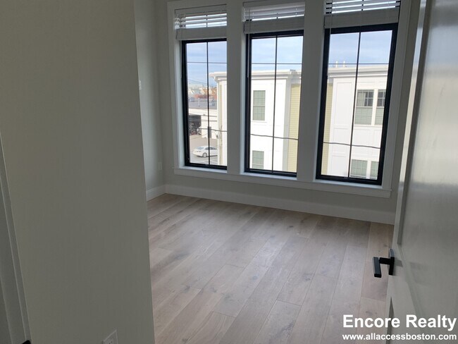 Building Photo - 157 Everett St