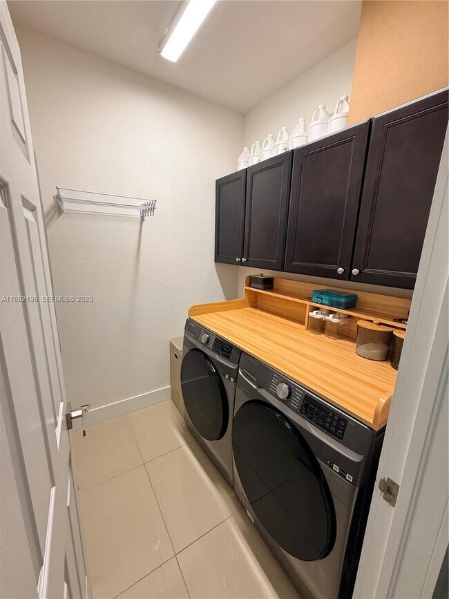 Building Photo - 8640 NW 101st Pl