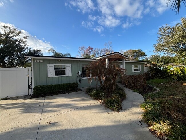 Building Photo - Renovated 3 Bed 2 Bath Home with Fenced in Yard. Screened in Porch. Tesla Charger. Minutes from J...