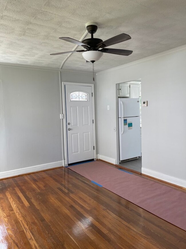 Building Photo - 2-3 Bed Home Available on Quiet Street Newly Renovated!!!