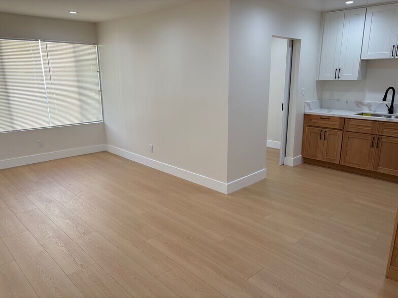 Building Photo - 1242 N New Hampshire Ave