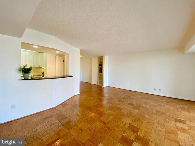 Building Photo - 3800 Fairfax Dr