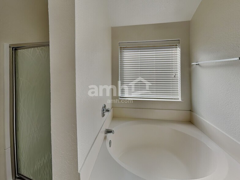 Building Photo - 1620 Northview Dr