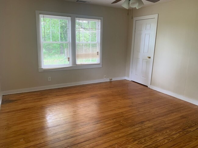 Building Photo - 3 Bedrooms, 1 Bathroom - Home in East Rome!