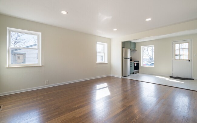 Building Photo - 83 W Drahner Rd