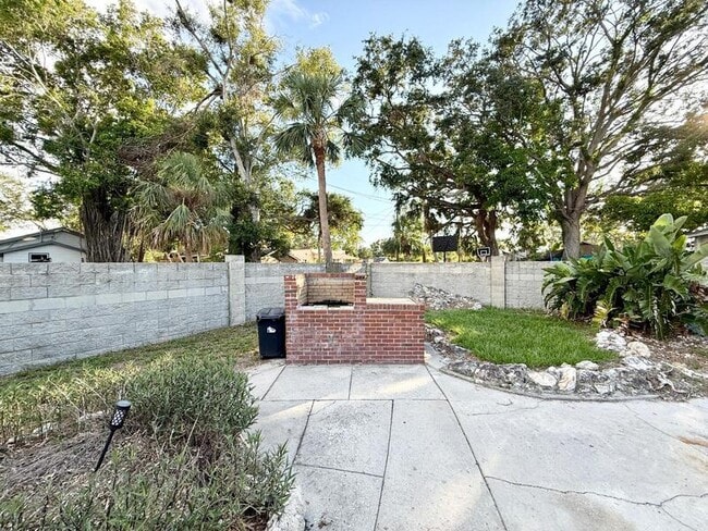 Building Photo - 1740 19th Ave S