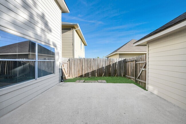 Building Photo - 6446 Mountain Pines Ln