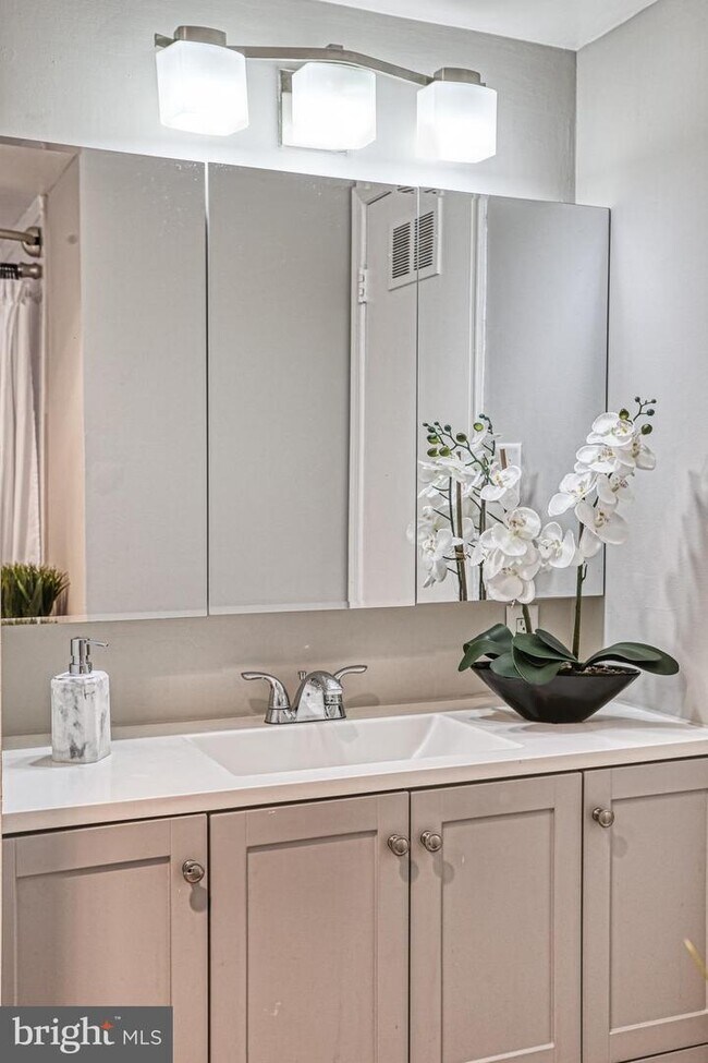 Building Photo - 3322 Hewitt Ave