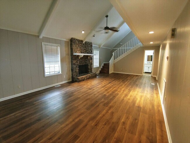 Building Photo - 8 Hickory Ln