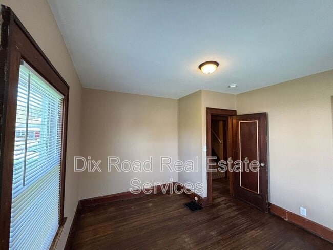 Building Photo - 307 N E St