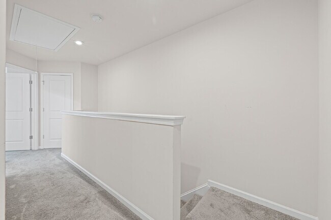 Building Photo - "3-Bed Townhouse Retreat on Elders Story R...