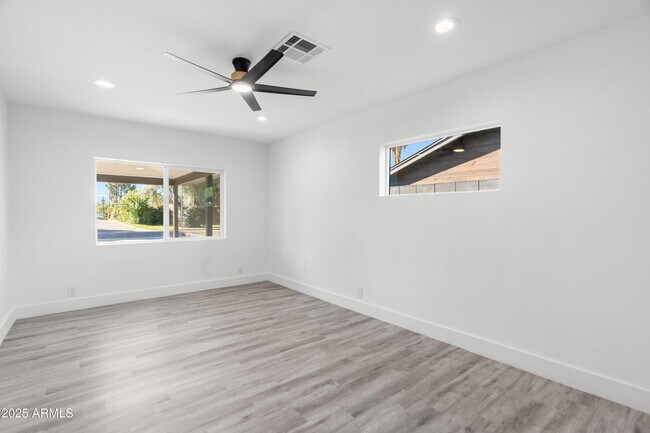 Building Photo - 2502 E Whitton Ave