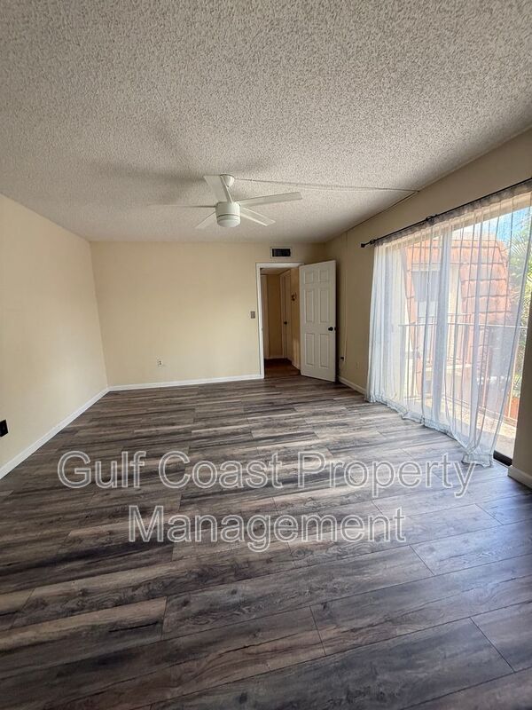Building Photo - 5249 Cedarbend Dr
