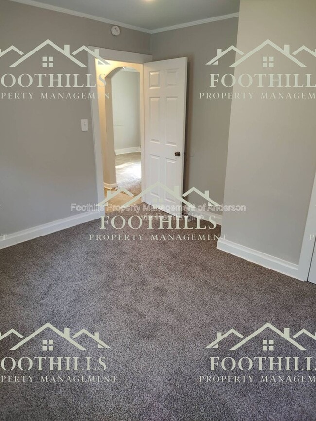Building Photo - 1302 Robbins Dr