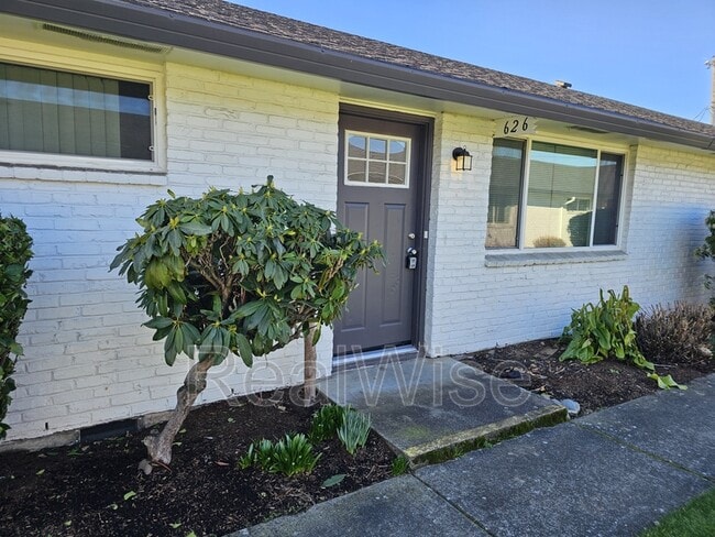 Building Photo - 626 NE Anderson St