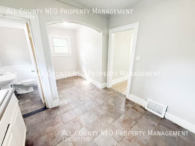 Building Photo - 380 Noble Ave