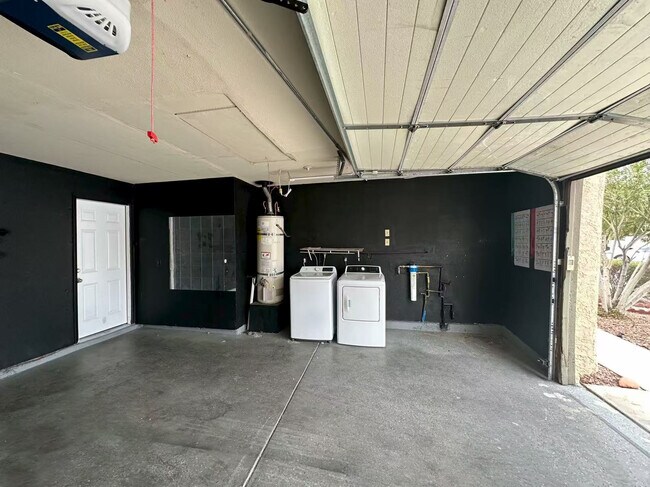 Building Photo - 6672 Peachtree Ln