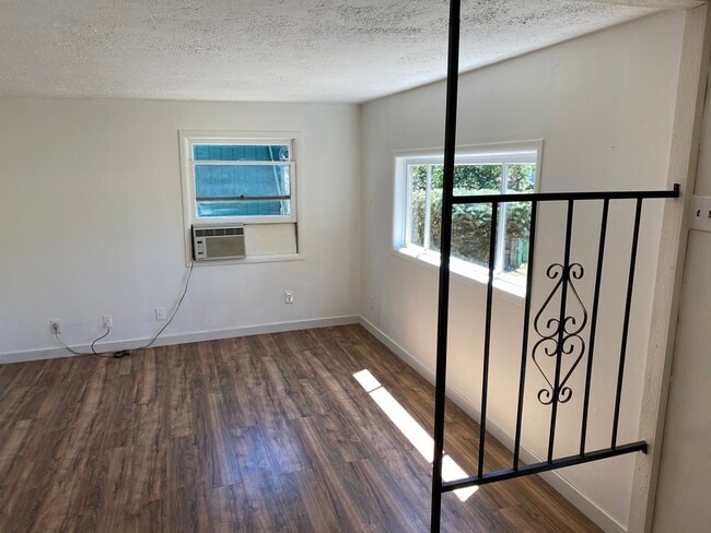 Building Photo - 6841 SE Brehaut St