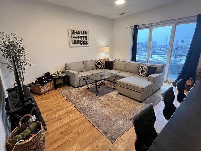 Building Photo - 1637 W Grand Ave