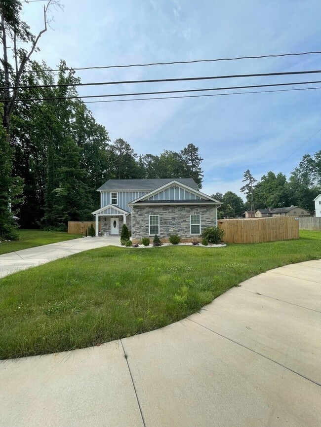 Building Photo - Beautifully Furnished 4-Bedroom Home with ...