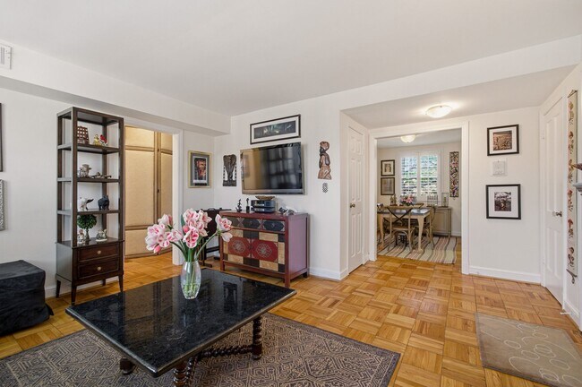 Building Photo - Top Floor Ordway Gardens One Bedroom-Fully Furnished, One Parking Space, & More!