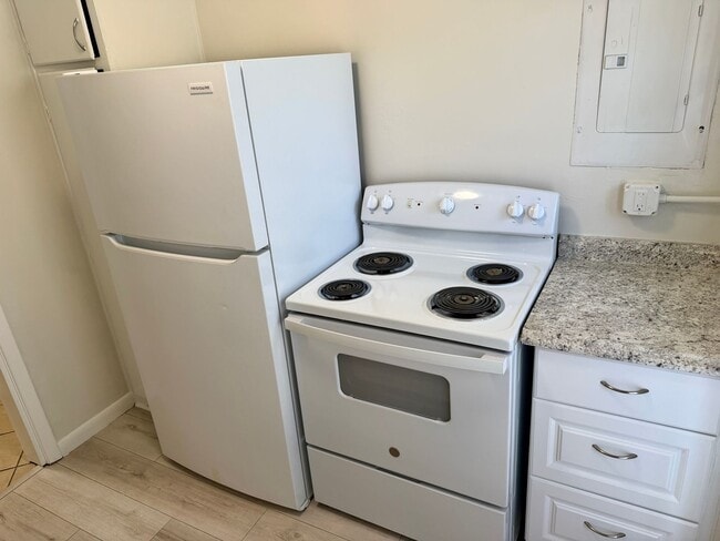 Building Photo - Amazing 2/1 so Close to the Ocean that you can see it from your Street!