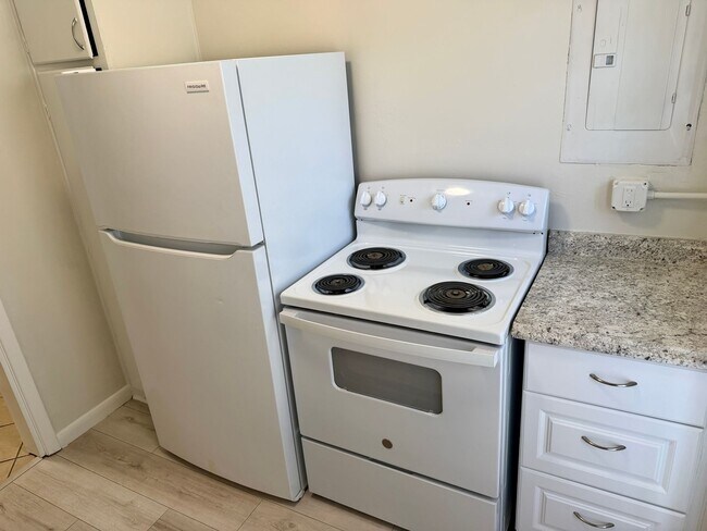 Building Photo - Amazing 2/1 so Close to the Ocean that you...