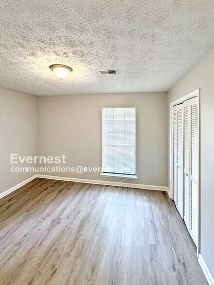 Building Photo - 8572 Glenwoods Dr