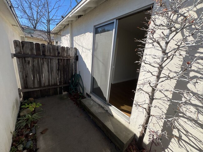 Building Photo - 354