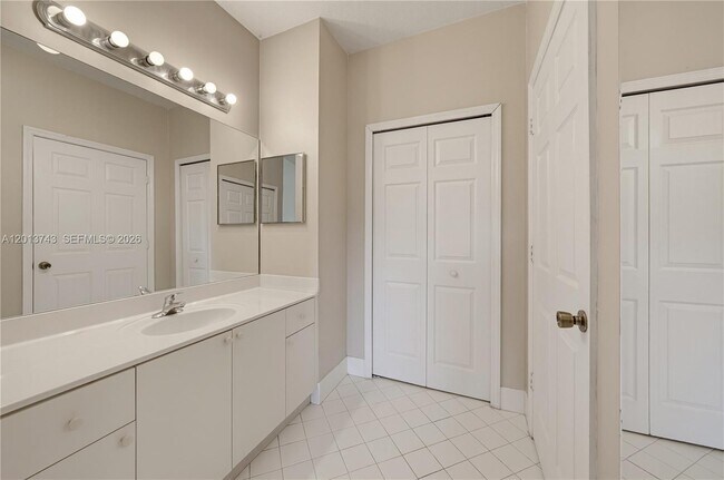 Building Photo - 3393 NE 11th Dr