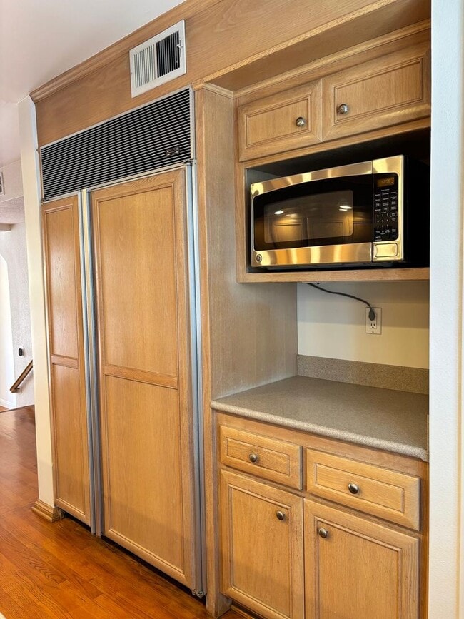 Building Photo - Welcome to this stunning 2 bedroom 2.5 bat...