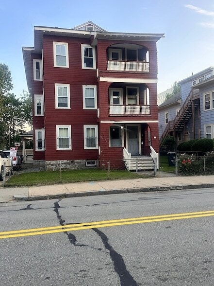 Building Photo - 144 Elm St