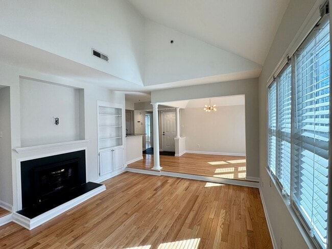 Building Photo - Top-Floor End Unit Condo at New Bern Place