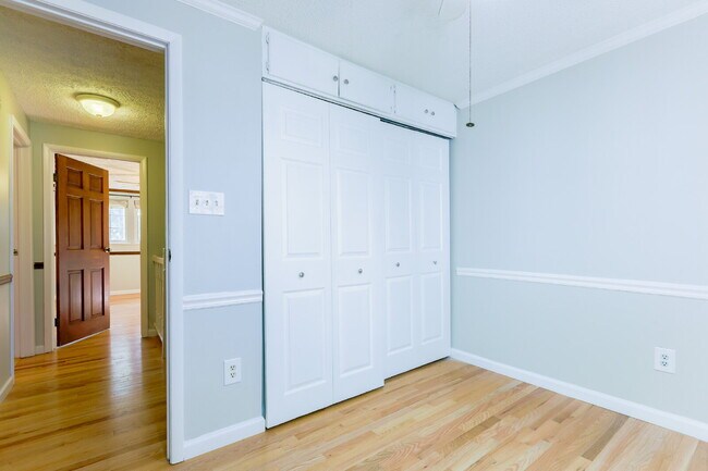 Building Photo - Bright and Spacious Townhome Living Near Reston