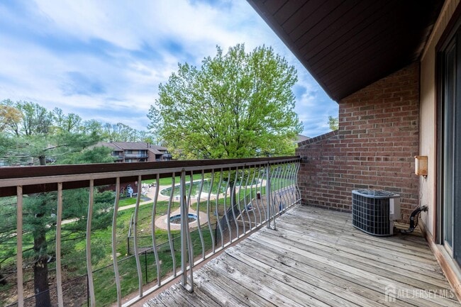 Building Photo - 823 Edison Glen Terrace