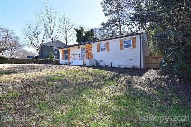 Building Photo - Remodeled 3 bed, 2 bath home in Plaza-Shamrock!