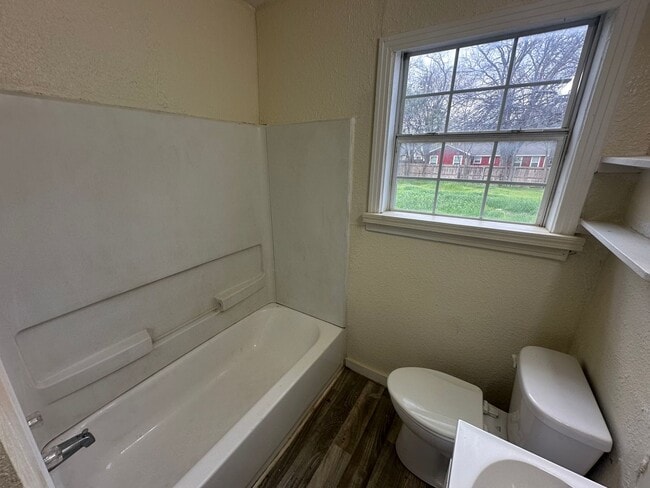 Building Photo - 3921 Roselawn Dr