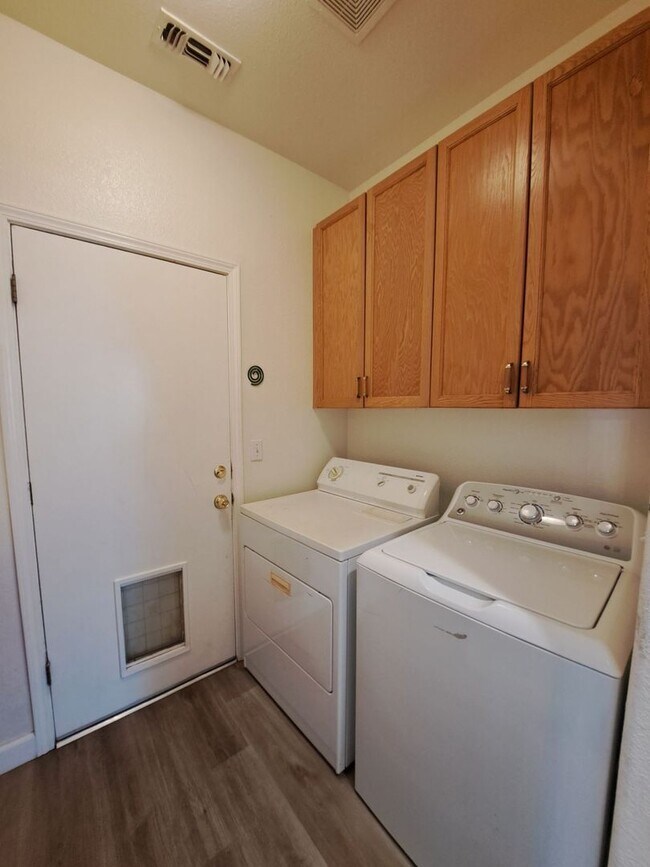 Building Photo - Comfortable Living in a Pet-Friendly Home ...