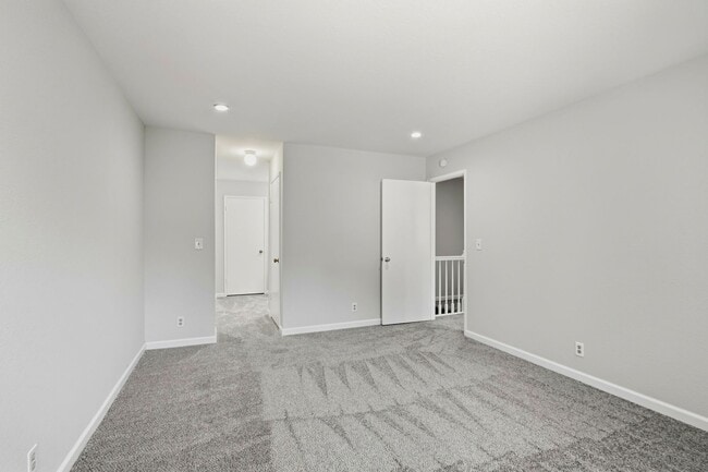 Building Photo - Updated 2BR/2BA Townhome w/ Private Yard, Garage & Laundry