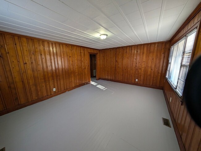 Building Photo - Cozy 2 Bedroom