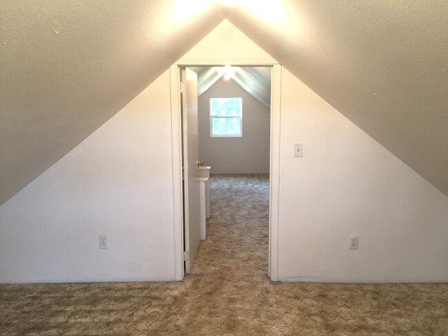 Building Photo - Country Charm Property North Vancouver!