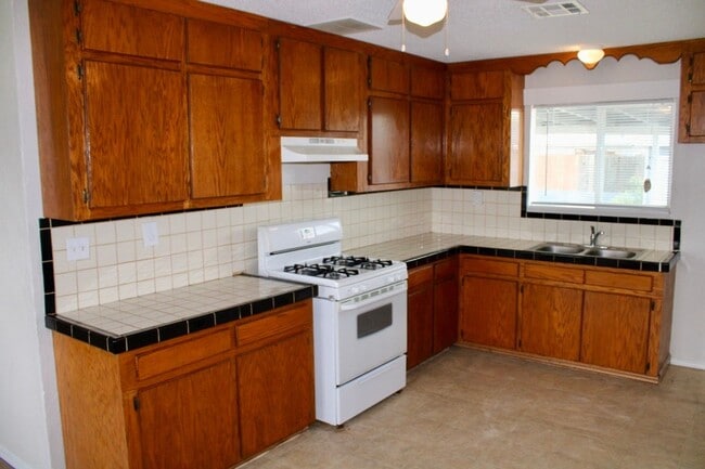 Building Photo - Cute 3Bedroom 1Bath Home Located Off Stockdale Hwy Centrally Located. Large Gated Yard. Gardner I...