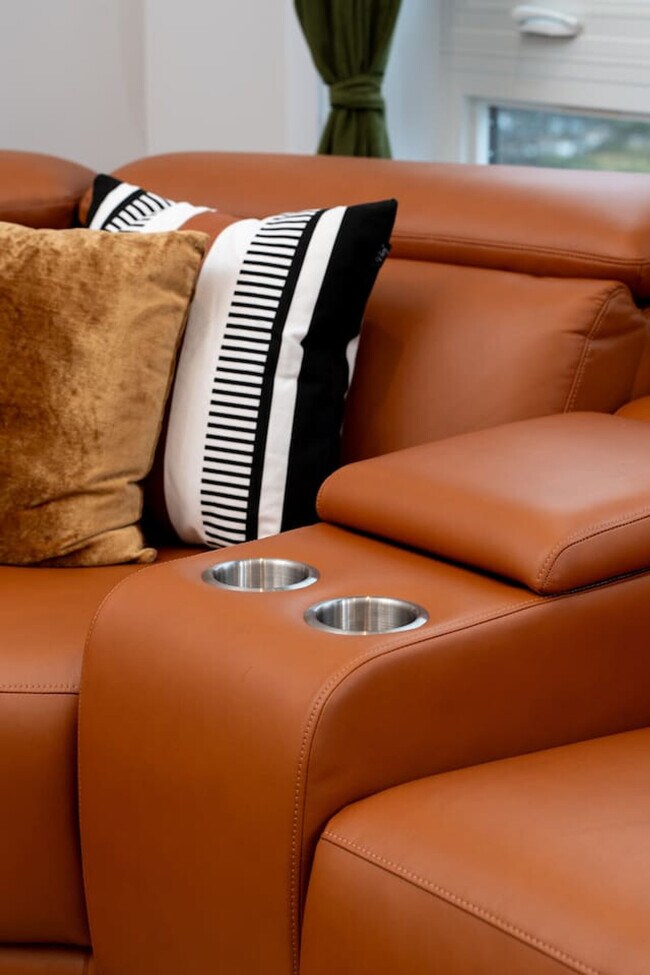 Building Photo - 3723 S Giles Ave